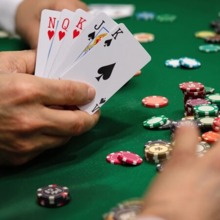Avoiding the Pitfalls: Common Mistakes Beginners Make in Online Poker