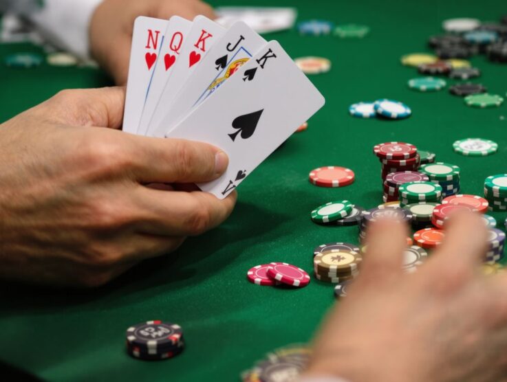 Avoiding the Pitfalls: Common Mistakes Beginners Make in Online Poker
